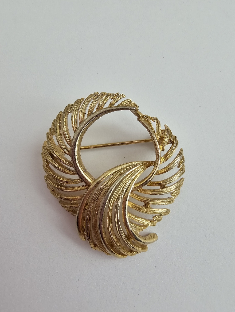 Vintage Lisner Signed Gold Tone Textured Wreath Swirl Brooch